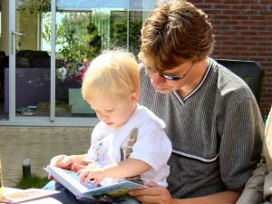 photo: father reading to his son credit: Aline Dassel